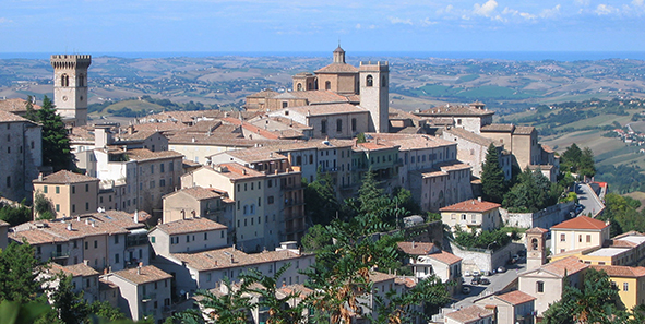 paese di arcevia nelle marche ricco di storia e cultura